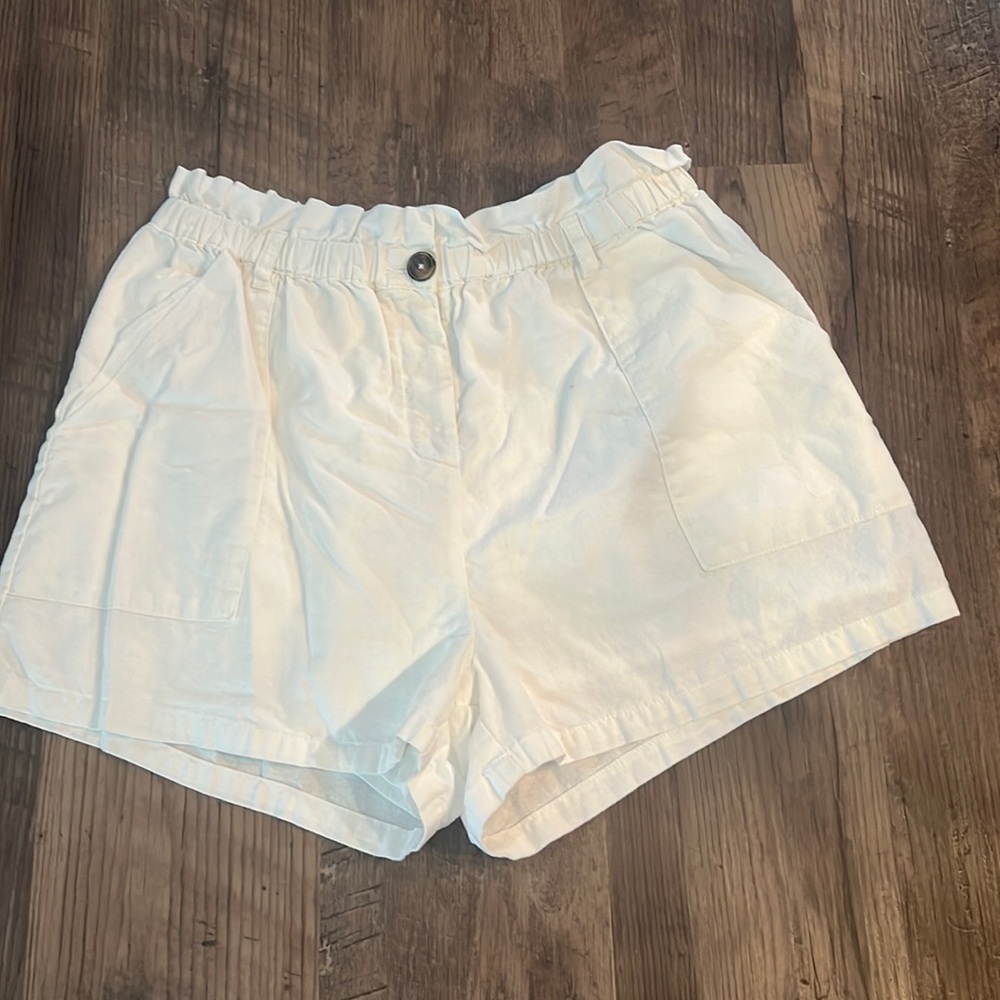 Ladies white linen shorts.  Size 16